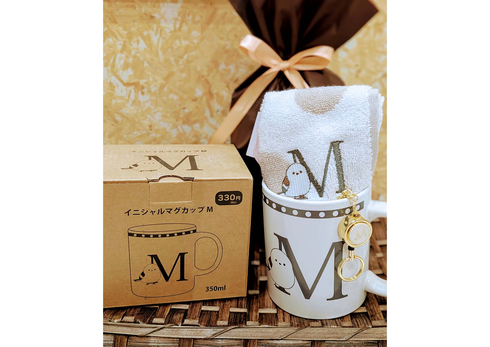 illusie300のイニシャルマグカップとミニタオル